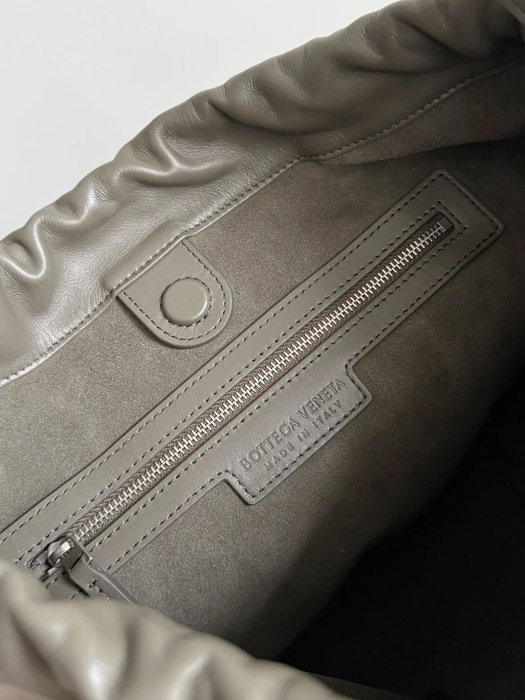 Batch 2280 BOTTEGA VENETA2025 new woven Biblioteca Bucket perfectly integrates casual texture, using classic Intrecciato woven leather, which feels soft but stiff, allowing the bag to drape naturally without losing the three-dimensional effect. The drawstring design of the drawstring pocket makes opening and closing more direct and adds a casual atmosphere. If you are on a short business trip, you can put some skin care samples in your bag. The front compartment or rear zipper can also be used to store ID cards, bank cards, etc. The solid color design of the bag is very versatile, and it doesn’t feel too picky when paired with any clothes. The leather material is also very high-quality! Style number: 836020 Size: 24*33*14cm